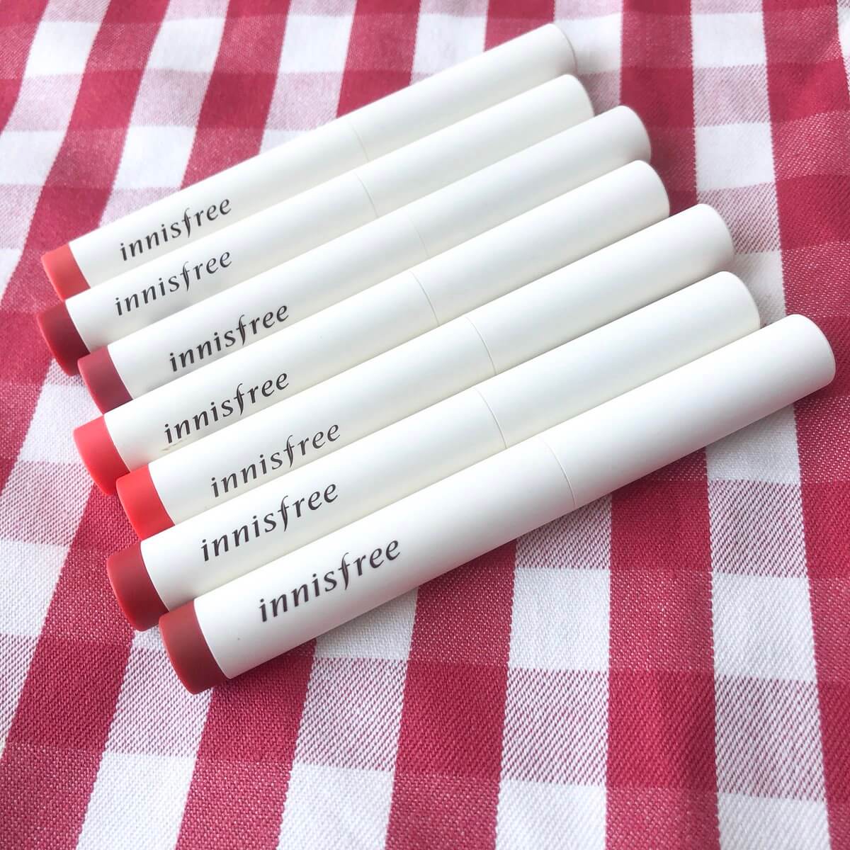 Innisfree Vivid Slimfit Tint รุ่นนี้มีด้วยกันถึง 7 สี โทนสีที่สาวๆทาได้ง่ายทุกวัน ทุกเวลา  เนื้อลิปเป็แมทกำมะหยี่