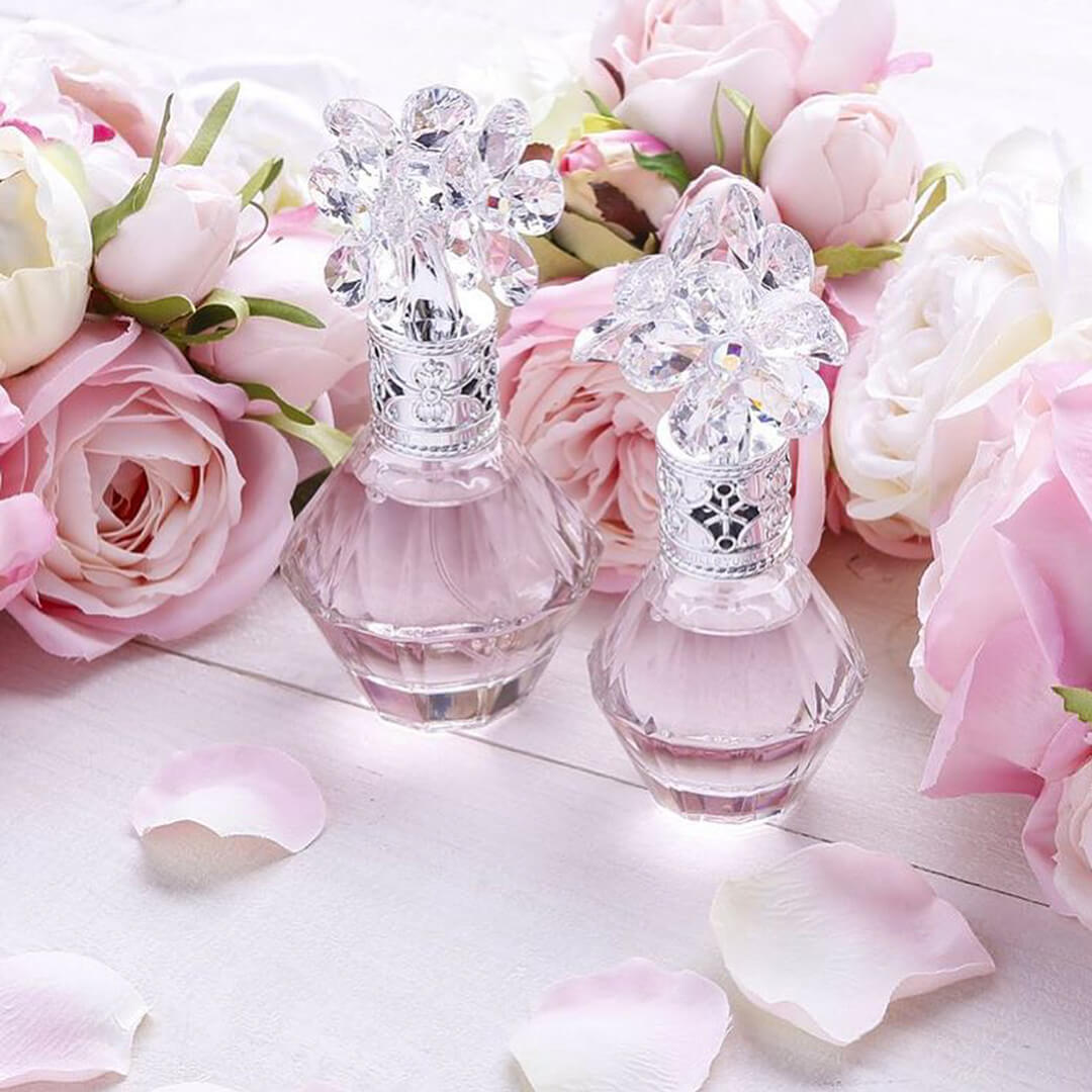 JILL STUART  Crystal Bloom EDP 4 ml.  ช่อดอกไม้ช่อหนึ่งจะสร้างช่วงเวลาที่จะเปล่งประกายงดงามตลอดไป โดยการมอบกลิ่นหอมที่สดใสและน่ารักที่สุดในโลก  ท็อปโน้ตเป็นกลิ่นคริสตัล เพียว ฟอรัลที่ถักทอจากความสดชื่นและความมีเสน่ห์ ความหวานละมุนละไมของสวีทพีและหยาดหิมะเนรมิตกลิ่นหอมอ่อนโยน ในขณะที่ดอกและผลส้มให้ความสดใสแบบไร้ขีดจำกัด