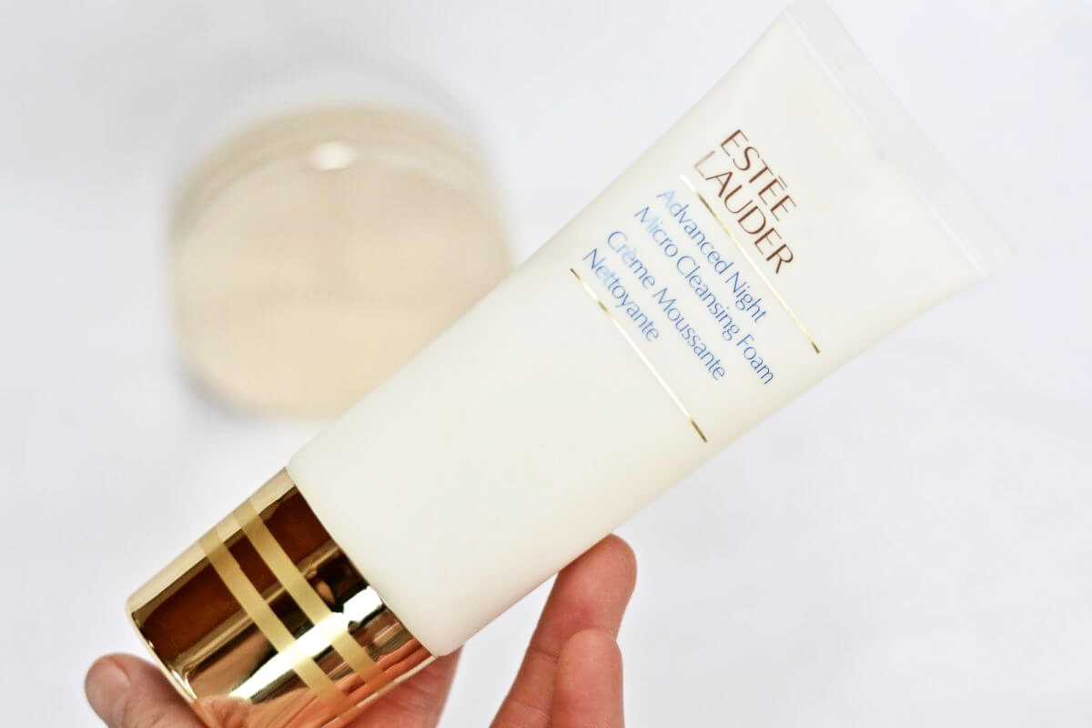 Estee Lauder Advanced Night Micro Cleansing Foam 100 ml.  คลีนเซอร์โฟมเนื้อนุ่มบางเบา ช่วยทำความสะอาดเครื่องสำอางและสิ่งสกปรกตกค้างรวมทั้งฝุ่นควันและมลภาวะด้วยประสิทธิภาพในการทำความสะอาดอย่างล้ำลึก มอบผิวแลดูสุขภาพดี ด้วยความก้าวล้ำของสูตรประสิทธิภาพสูง ที่ล้างออกง่ายและมอบผิวที่สะอาดหมดจดอย่างแท้จริง เหมาะกับทุกสภาพผิว