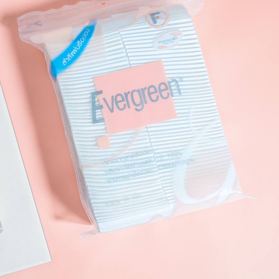 Evergreen Cotton Pad Evergreen สำลีแผ่นรีดขอบเอเวอร์กรีน 100 แผ่น  สัมผัสที่นุ่มนวล เพราะเป็นเส้นใยธรรมชาติ  อ่อนโยน ไม่ทำร้ายผิว มาพร้อมขอบรีด ให้การใช้งานง่ายขึ้น เช็ดแล้วไม่เปื่อยยุ่ย