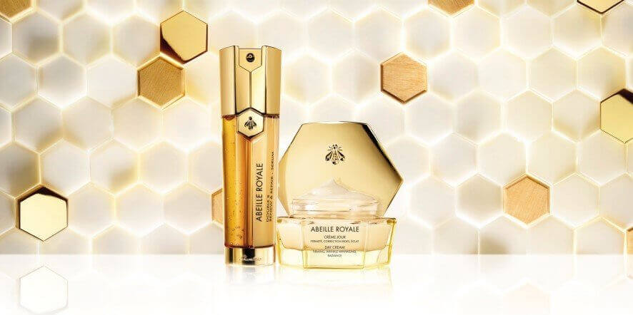 Guerlain Abeille Royale Day Cream 7 ml. ครีมบำรุงผิวหน้าล้ำลึกสำหรับกล่างวัน เข้าฟื้นบำรุงผิวให้มีความกระจ่างใส ลดเลือนริ้วรอย ช่วยให้ผิวกระชับขึ้นอย่างสังเกตเห็นได้ กลิ่นหอมหวานละมุนจากน้ำผึ้ง ผสานกับกลิ่นดอกไม้หอม และสมุนไพรสด ด้วยเนื้อครีมบางเบาจึงสามารถซึมซาบเข้าสู่ผิวได้อย่างรวดเร็ว   ผิวจึงชุ่มชื้นและเรียบเนียนขึ้นทันที ซึ่งทำให้ริ้วรอยแลดูลดเลือนอีกด้วย ที่มาพร้อมกับกลิ่นหอมหวานละมุน 