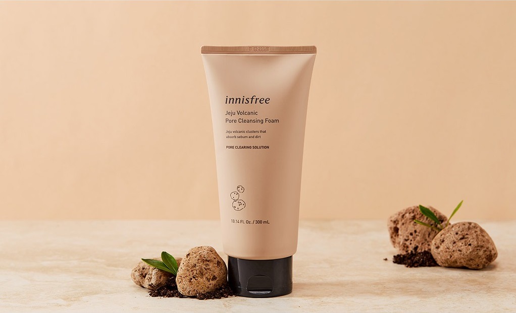 Innisfree Jeju Volcanic Pore Cleansing Foam 50 ml. ผลิตภัณฑ์ทำความสะอาดใบหน้า ที่มีส่วนผสมของหินตะกรันภูเขาไฟเชจู ที่มีประสิทธิภภาพในการดูดซับความมัน และ ทำความสะอาดได้อย่างล้ำลึก ผิวหน้าจึงสะอาดเกลี้ยงเกลา 