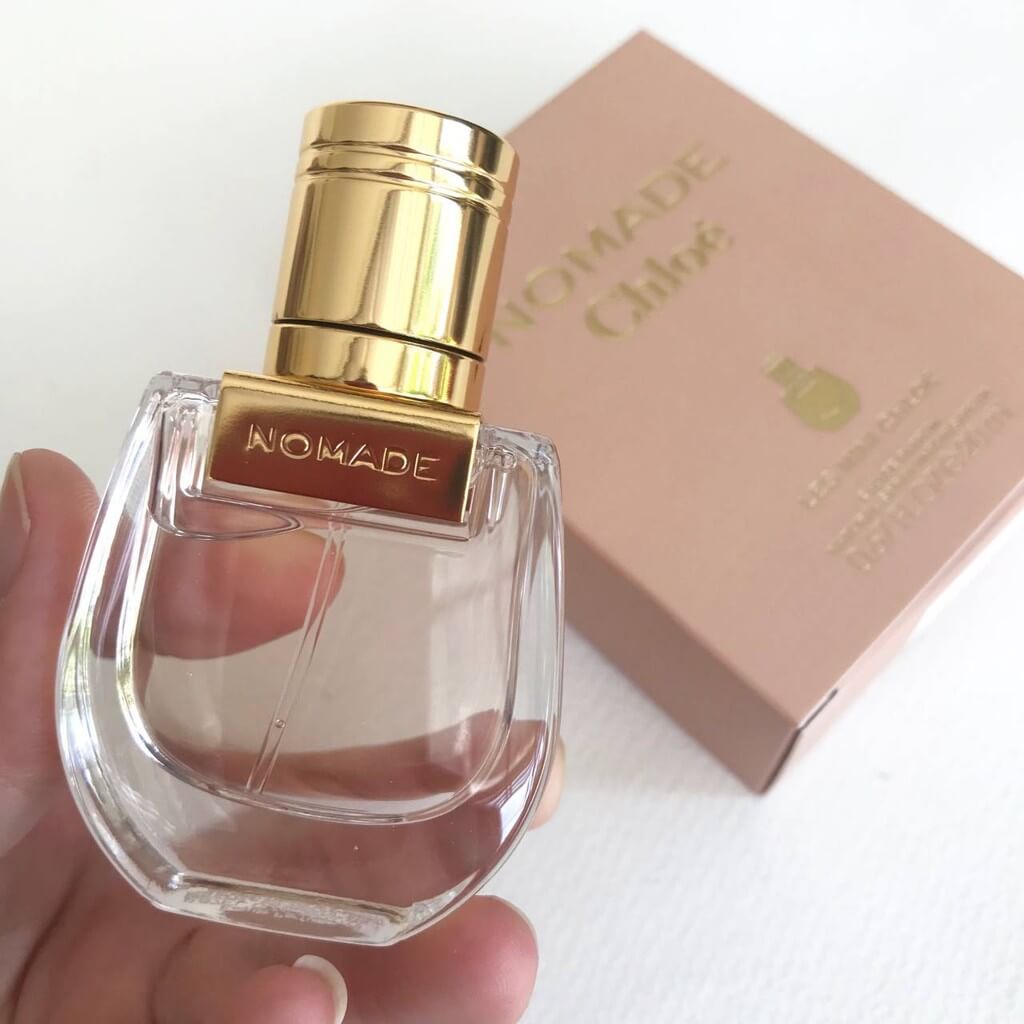 Chloe Nomade Les Mini Chloe Eau De Parfum คือเอกลักษณ์ที่บ่งบอกตัวตนของหญิงสาวผู้รักอิสระและมั่นใจในตัวเอง ด้วยแรงบันดาลใจจากประสบการณ์แปลกใหม่และการออกไปเผชิญโลกกว้างของหญิงสาวผู้พร้อมเผยตัวตนให้โลกได้รับรู้   ด้วยคาแรคเตอร์อันเข้มข้นโดดเด่นจากโอ๊คมอส ถูกโอบอุ้มด้วยความหอมละมุนเย้ายวนจากมิลาเบลล์พลัม (Mirabelle Plum) พร้อมกระจายความหอมสดชื่นด้วยกลิ่นโน๊ตฟลอรัลจากดอกฟรีเซียร์ (Freesia)   ส่วนผสมจากธรรมชาติที่รังสรรค์ขึ้นด้วยความพิถีพิถันของนักปรุงน้ำหอมนาม Quentin Bisch พร้อมให้คุณได้สัมผัสกับความหอมลงตัว มอบความมีชีวิตชีวาและความรู้สึกอิสระเสรีอันเป็นที่มาและแรงบันดาลใจในคอลเลกชั่นนี้