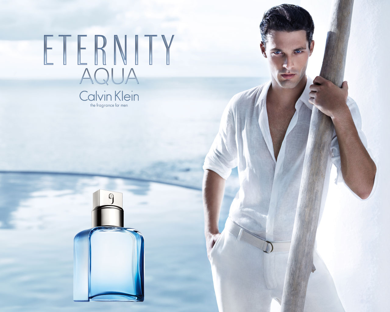 CK Calvin Klein Eternity Aqua For Men EDT   น้ำหอมผุ้ชายที่มอบความหอมสดชื่น แบบไร้ขีดจำกัด มีชีวิตชีวา เติมเต็มความหอมให้คุณผู้ชายสดชื่นได้ตลอดทั้งวัน สะท้อนความทันสมัย เรียบง่าย สบายๆ ให้กลิ่นหอมแนว Aquatic - Woody  กลิ่นหอมที่สะท้อนถึงผู้ชายทันสบาย เรียบง่าย สบายๆ ใส่เสื้อเชิ้ตคว้านคอลึกพร้อมกางเกงสีขาว ในลุควันพักผ่อนสบายๆ ลมพัดเย็นๆ ที่พัดผ่านเสื้อที่พลิวไหว เผยให้เห็นแผงอกที่แสนบึกบึน พร้อมกลิ่นหอมสดชื่นที่เสริมให้คุณเท่ยิ่งขึ้น