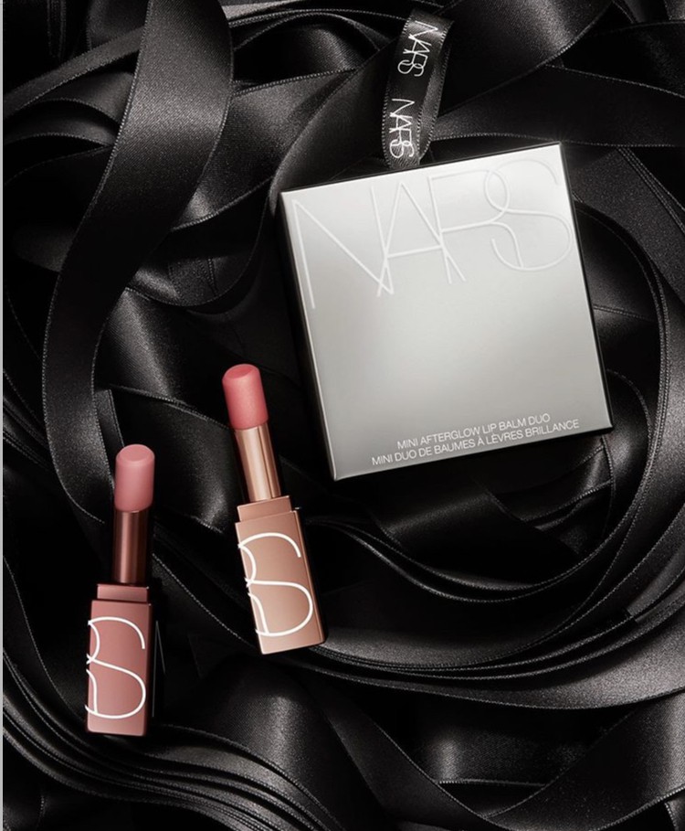 NARS Mini Afterglow Lip Balm #Fast Lane 1.1g ลิปบาล์มใหม่ที่รังสรรค์จากสีสันระดับโลก ให้คุณได้มีริมฝีปากแบบอวบอิ่มเซ็กซี่ เย้ายวนใจ การกระจายตัวเนื้อสีเฉด Fast Lane