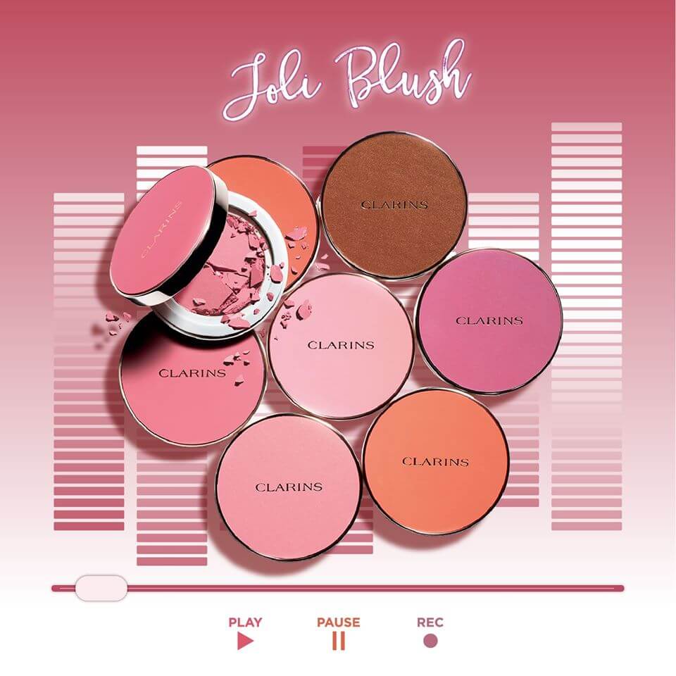 Clarins Joli Blush บลัชออนสีสันสดใสติดทนนาน  มอบเฉดสีสวยสดใสเกินห้ามใจ พิกเมนต์จัดเต็ม แต่งแต้มแก้มของคุณให้มีสีสันสวยโดดเด่นในขั้นตอนเดียว